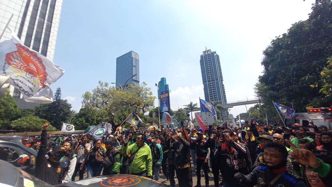 Aksi aliansi ojek online menggelar aksi penolakan pembatasan waktu kerja yang digodok oleh Kemnaker. Aksi diselenggarakan di halaman parkir Kemnaker, Selasa, 10 Oktober 2023.