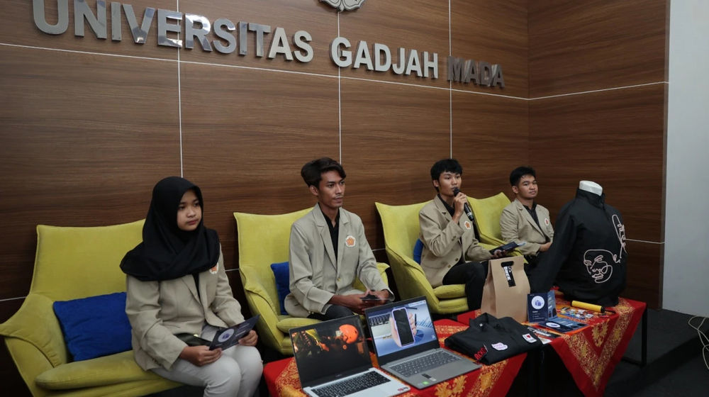 jaket utm.jpg