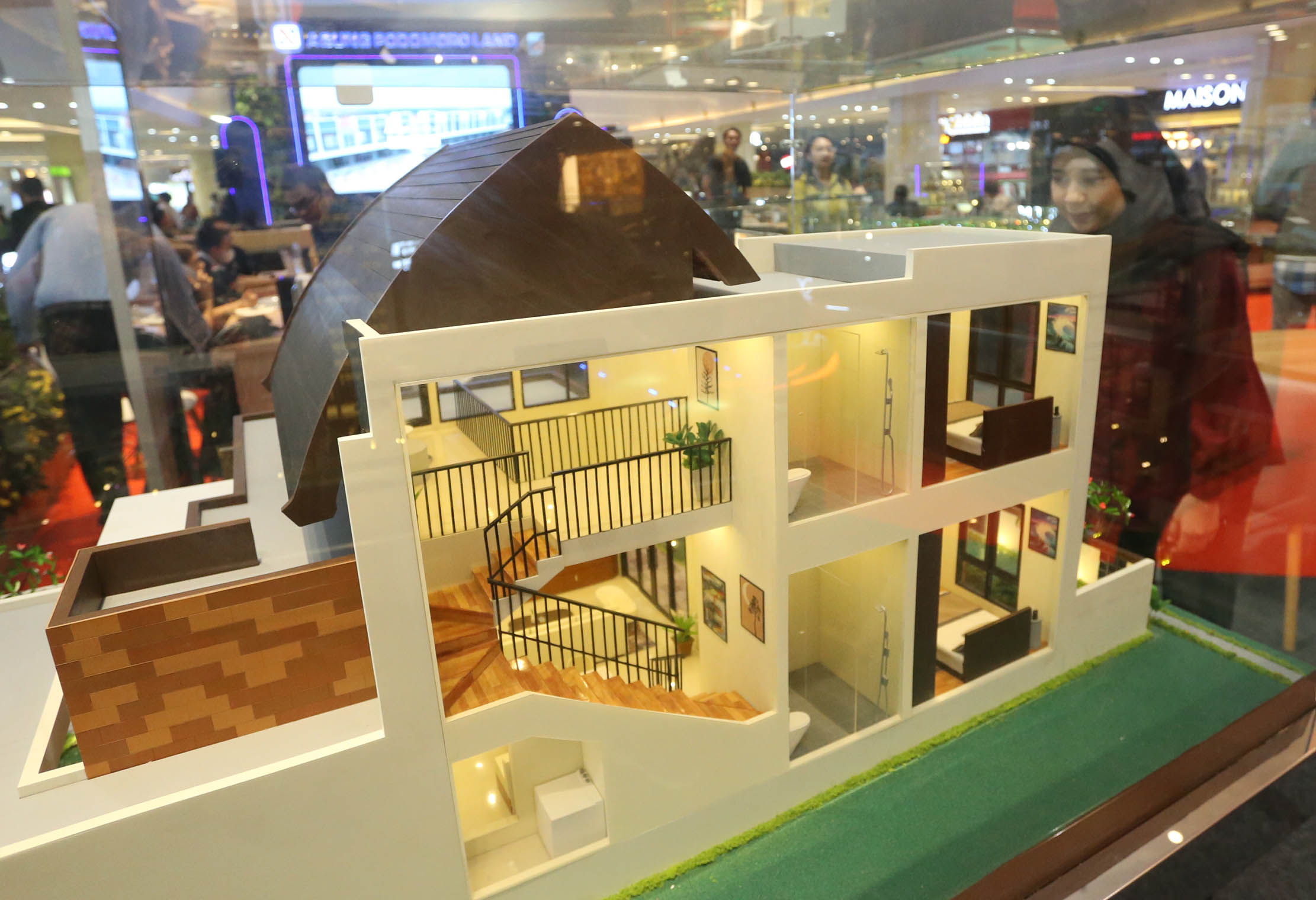 Pengunjung melihat maket rumah dalam pembukaan Festival Investasi Properti bertajuk “Agung Podomoro KPR/A Hub! Mudah Dengan Easy Pay” di Central Park Mall, Jakarta, Selasa 10 Oktober 2023. Foto : Panji Asmoro/TrenAsia