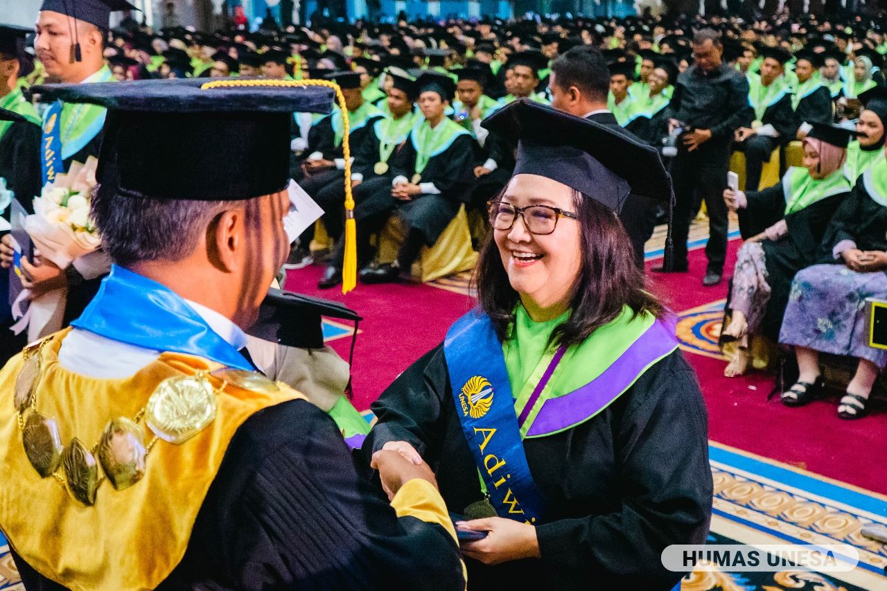 Rektor Unesa, Prof Nurhasan saat memberikan ucapan selamat pada Windiyati Nugroho.
