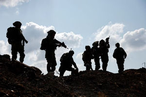 Tentara Israel Berkumpul Setelah Peringatan Atas Insiden Keamanan yang Nyata, di Ashkelon, Israel Selatan