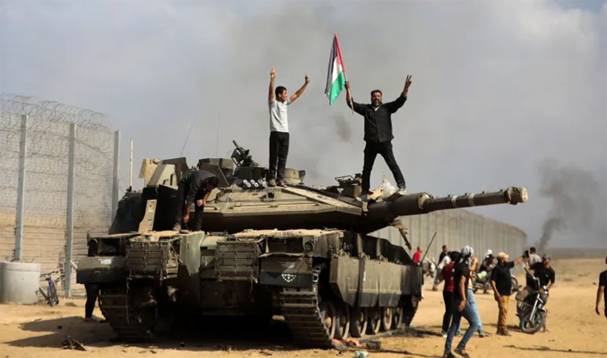 Warga Palestina berdiri di atas sebuah tank (Foto: Istimewa)