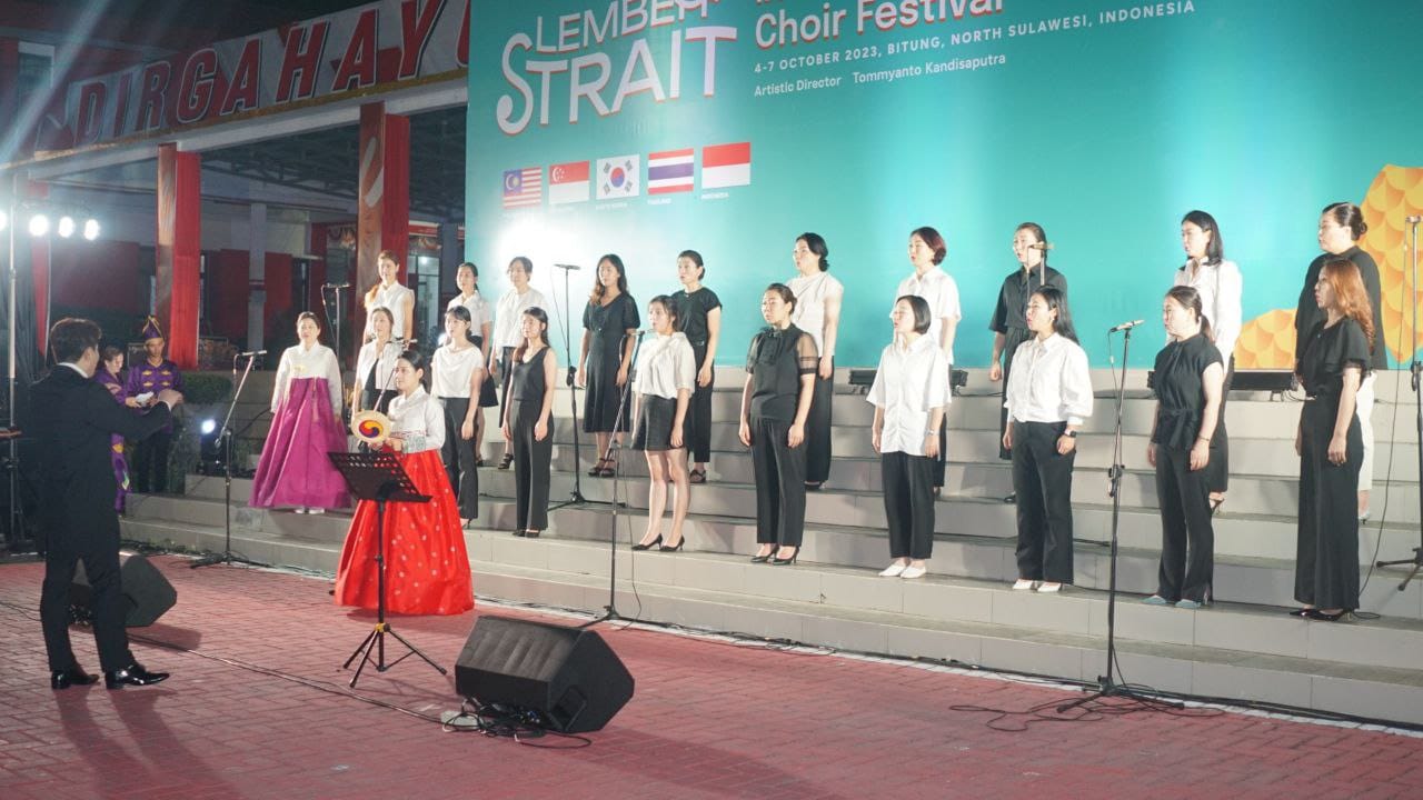 Penampilan Ladies Choir yang dipimpin Kyuhyun Choir, paduan suara dari Korea Selatan di Bitung. (Foto:Istimewa)