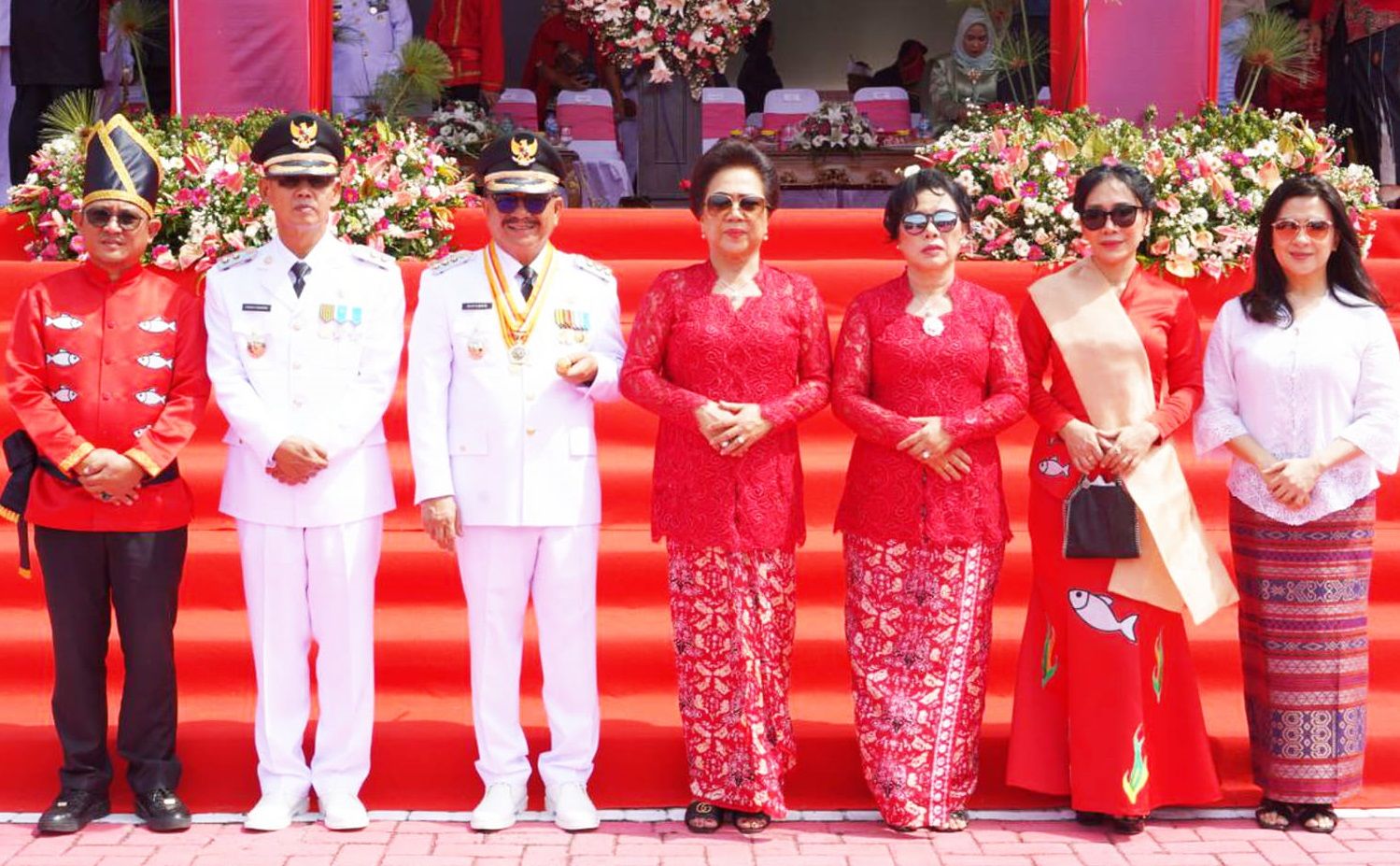 Wali Kota Maurits Mantiri, Wakil Wali Kota Hengky Honandar, dan Sekdakot Rudy Theno bersama istri masing-masing foto bersama usai upacara HUT Kota Bitung ke-33. (Foto:Istimewa)