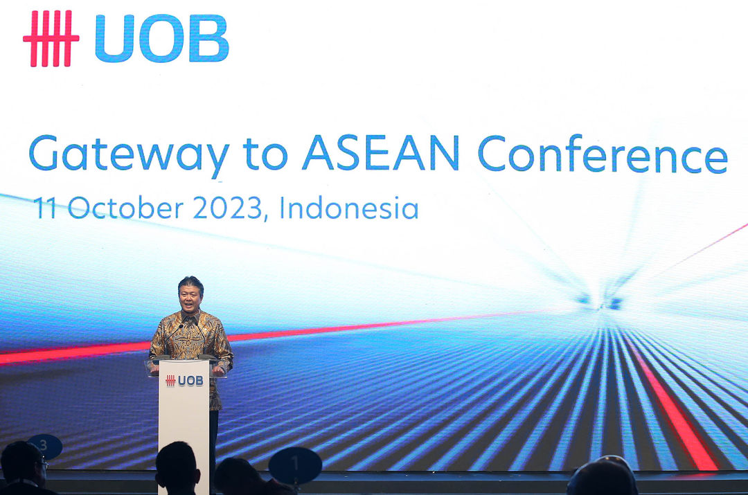 Presiden Direktur UOB Indonesia Hendra Gunawan saat membuka acara UOB Gateway to ASEAN Conference 2023 yang diselenggarakan di Jakarta, Rabu 11 Oktober 2023. Foto : Panji Asmoro/TrenAsia