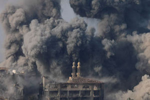 Asap Mengepul Setelah Serangan Israel di Kota Gaza