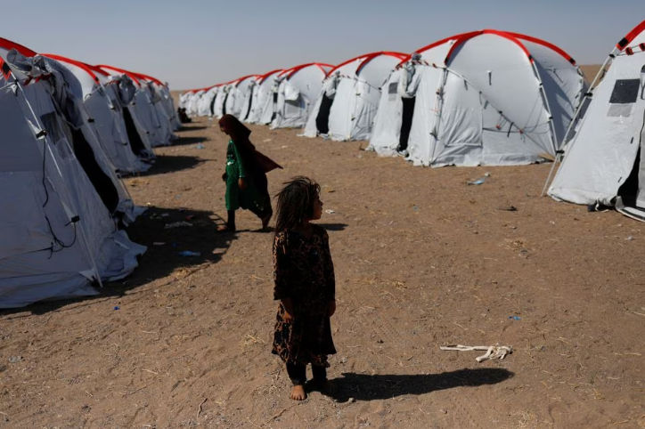 Seorang Gadis Afghanistan yang Mengatakan Kehilangan Ayah dan Saudara Laki-Lakinya dalam Gempa Bumi Baru-Baru Ini (Reuters/Ali Kharal)