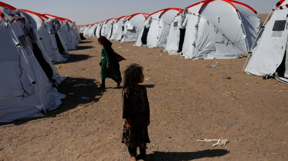 Seorang Gadis Afghanistan yang Mengatakan Kehilangan Ayah dan Saudara Laki-Lakinya dalam Gempa Bumi Baru-Baru Ini