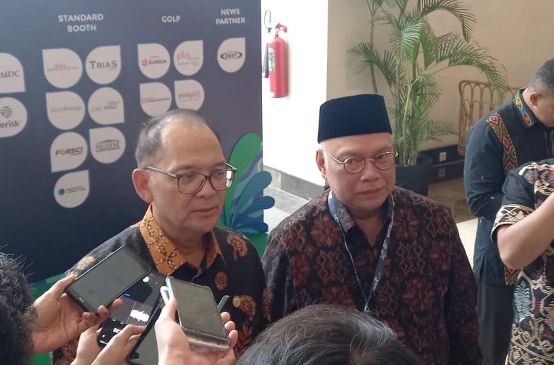 Kepala Eksekutif Pengawas Perasuransian, Penjaminan, dan Dana Pensiun Otoritas Jasa Keuangan (OJK) Ogi Prastomiyono dan Ketua Umum Asosiasi Asuransi Umum Indonesia (AAUI) Budi Herawan di acara Indonesia Redezvous di Nusa Dua, Bali, Kamis, 12 Oktober 2023.