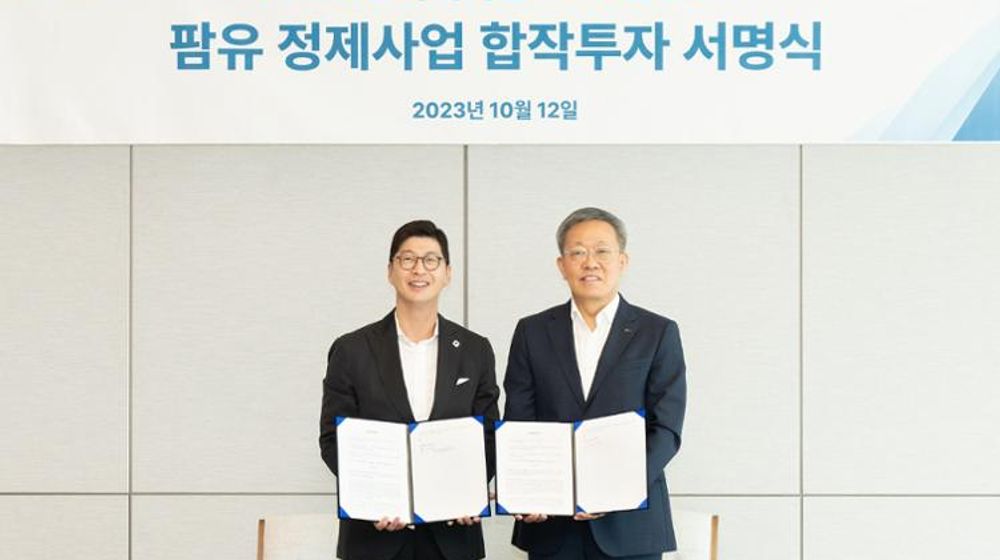 Wakil Ketua POSCO International Jeong Tak, dan CEO GS Caltex Hur Sae-hong berpose di POSCO Center di Seoul