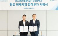 Wakil Ketua POSCO International Jeong Tak, dan CEO GS Caltex Hur Sae-hong berpose di POSCO Center di Seoul