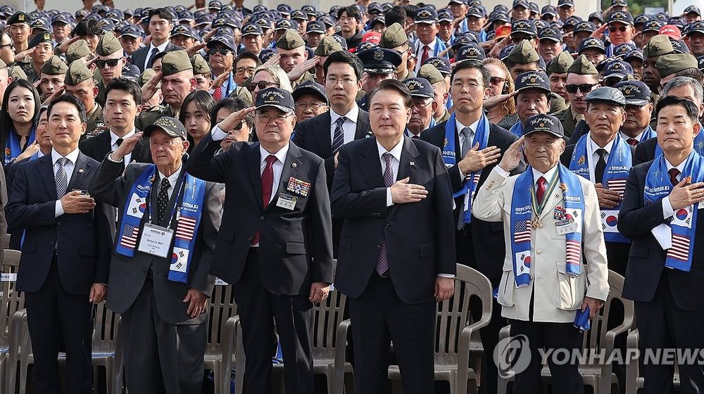 Presiden Yoon Suk Yeol dan Peserta Lainnya Memberi Hormat pada Bendera Nasional Selama Upacara di War Memorial of Korea