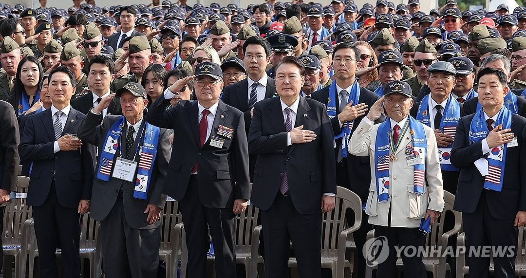 Presiden Yoon Suk Yeol dan Peserta Lainnya Memberi Hormat pada Bendera Nasional Selama Upacara di War Memorial of Korea (Yonhap)