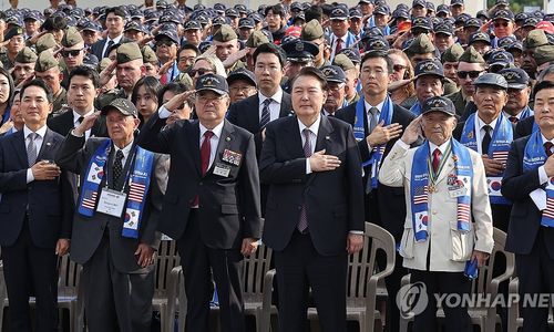 Presiden Yoon Suk Yeol dan Peserta Lainnya Memberi Hormat pada Bendera Nasional Selama Upacara di War Memorial of Korea