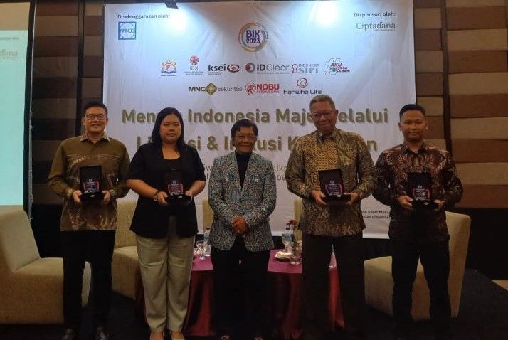 Apindo Kaltim dan PT Ciptadana Asset Management menggelar literasi dan inklusi keuangan kepada para pelaku usaha, investor dan akademisi di Balikpapan. Para narasumber (dari kiri ke kanan)  COO Hanwha Life Indonesia Alexander Febriano Widjanarko, Kepala Cabang NOBU Bank Balikpapan Anthin Christian, Ketua DPP APINDO Kaltim Slamet Brotosiswoyo, Direktur PT Ciptadana Asset Management, Herdianto Budiarto, dan   Manajer MNC Sekuritas, Surya Darma Hakim.