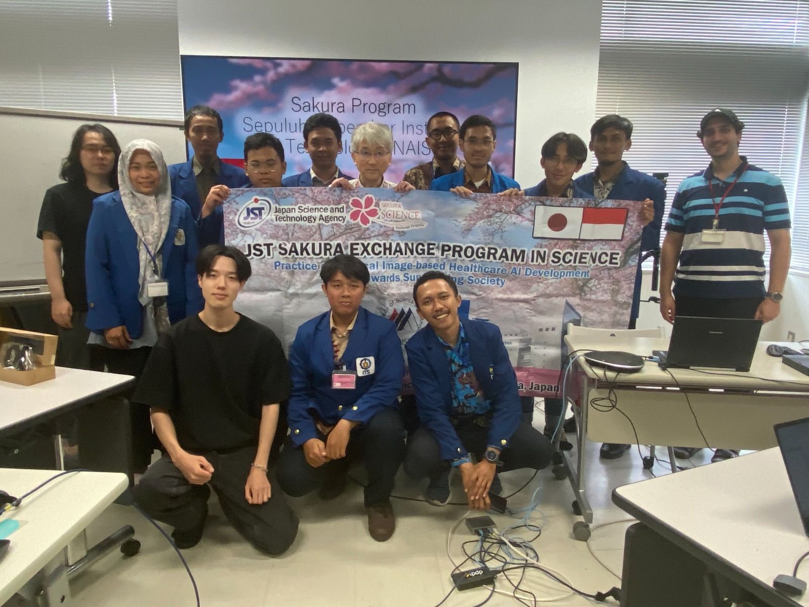 Profesor Yoshinobu Sato PhD (tengah) bersama 10 mahasiswa FTEIC ITS saat kelas perkuliahan Sakura Science Program.