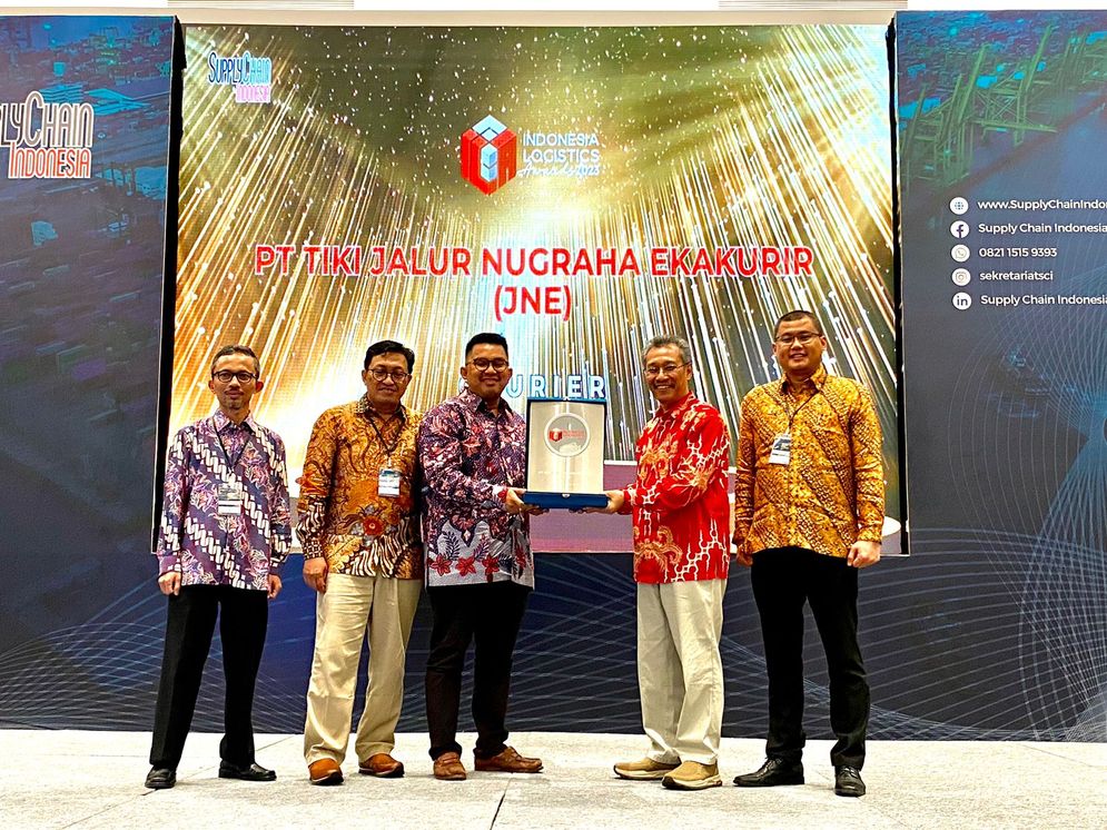 Ajang Indonesia Logistic Awards 2023,  JNE Raih Penghargaan Courier of The Year 