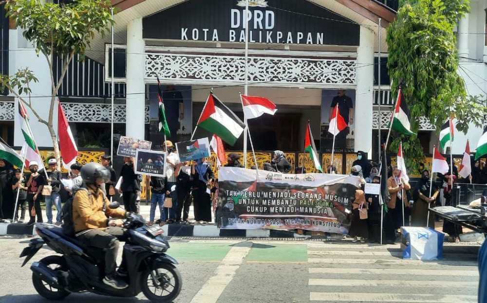 Aksi damai membela Bangsa Palestina dilakukan KOSPY dan KUMAL, di Depan Kantor DPRD Kota Balikpapan, pada hari Jumat, 13 Oktober 2023. (Foto: Niken Sulastri/Ibukotakini.com)