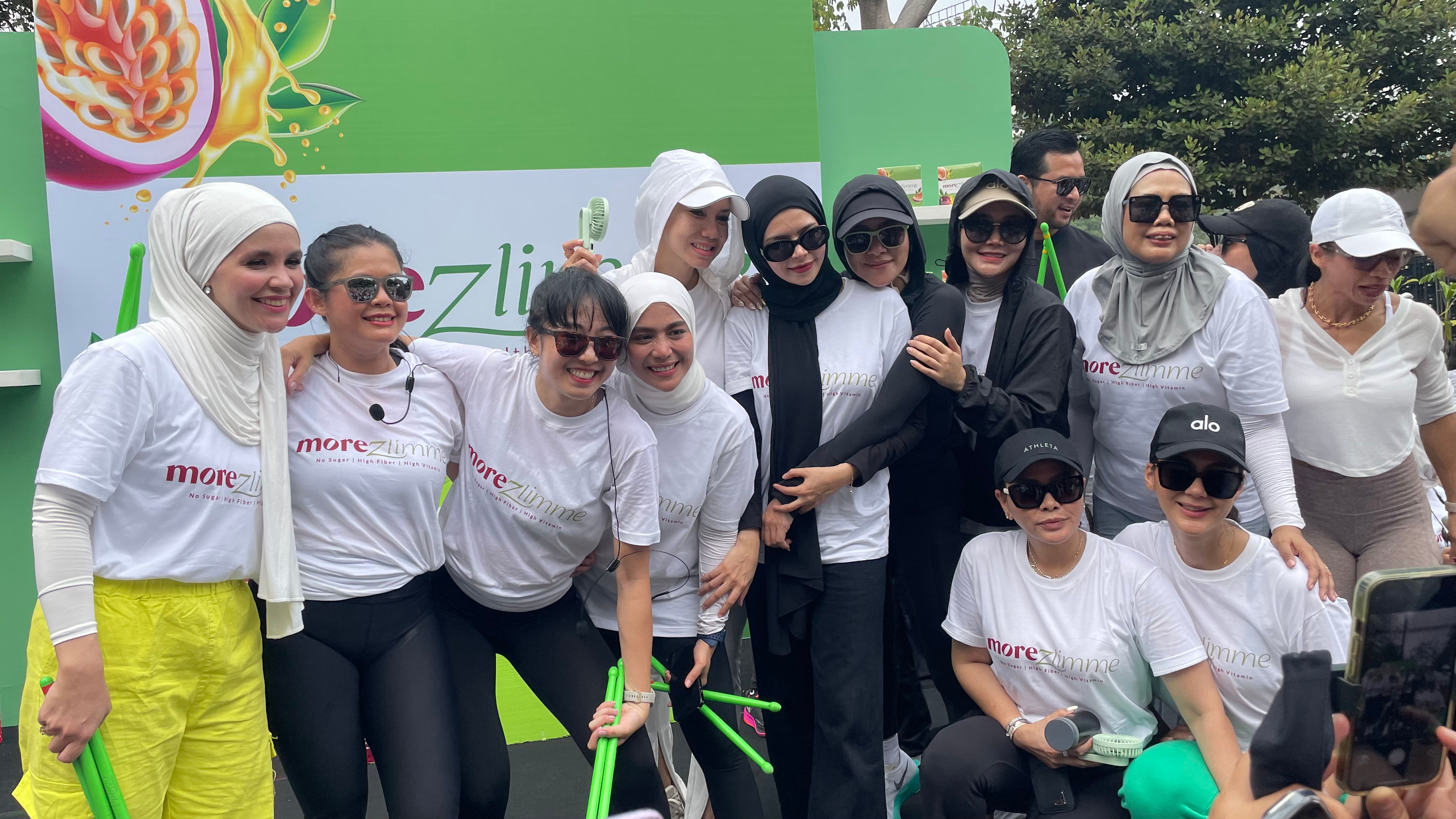 Sejumlah artis papan atas Ibu Kota yang peduli dengan kesehatan pencernaan, ramai-ramai hadir di kawasan Sudirman di acara launching perdana Morezlimme, produk minuman kaya serat dan vitamin yang diproduksi oleh PT Indo Kosmetika Kita, Minggu, 15 Oktober 2023