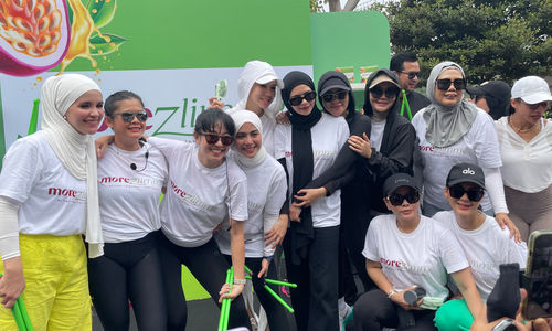 Sejumlah artis papan atas Ibu Kota yang peduli dengan kesehatan pencernaan, ramai-ramai hadir di kawasan Sudirman di acara launching perdana Morezlimme, produk minuman kaya serat dan vitamin yang diproduksi oleh PT Indo Kosmetika Kita, Minggu, 15 Oktober 2023