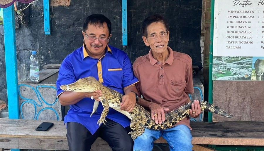 Berfoto dengan buaya lain penghuni penangkaran buaya Teritip