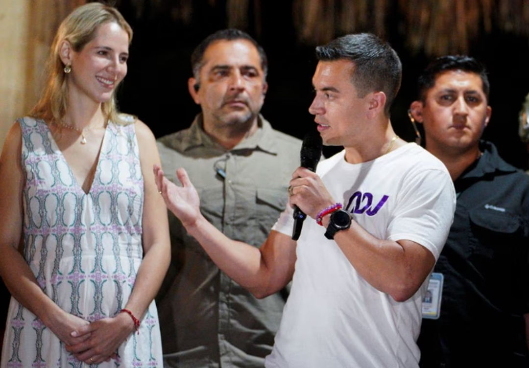 Calon Presiden Ekuador Daniel Noboa dan Istrinya Lavinia Valbonesi di Santa Elena, Ekuador (Reuters/Karen Toro)