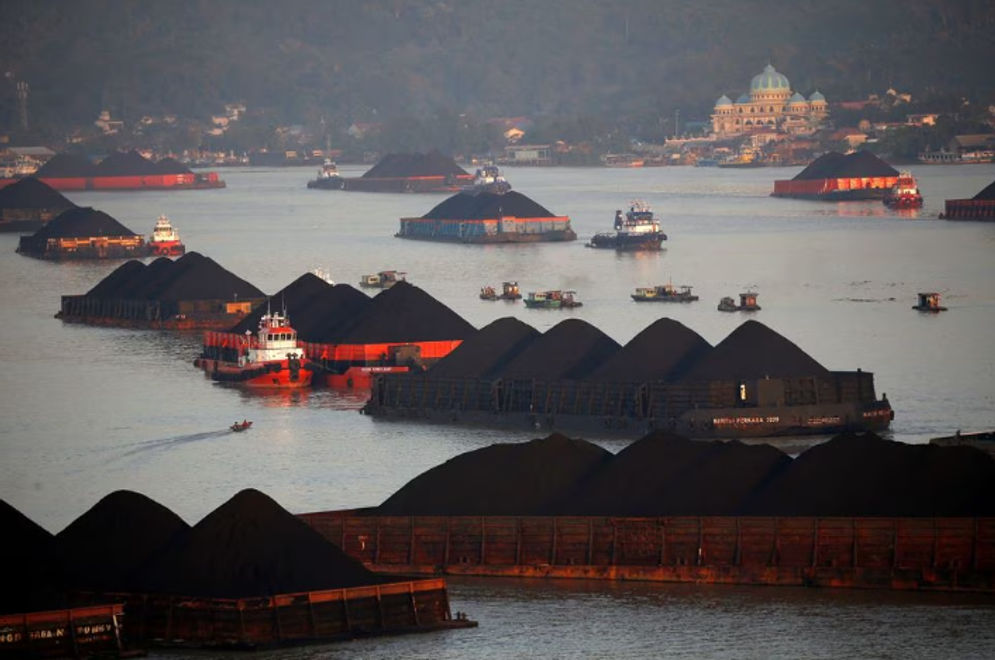 Tongkang Batu Bara Digambarkan Mengantri untuk Ditarik di Sepanjang Sungai Mahakam di Samarinda