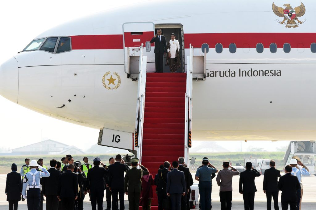 Presiden Jokowi didampingi Ibu Iriana Joko Widodo bertolak kunjungan kerja ke Tiongkok dan Arab Saudi dari dari Bandar Udara Internasional Soekarno-Hatta, Tangerang, Banten, Senin, 16 Oktober 2023. (Setkab).
