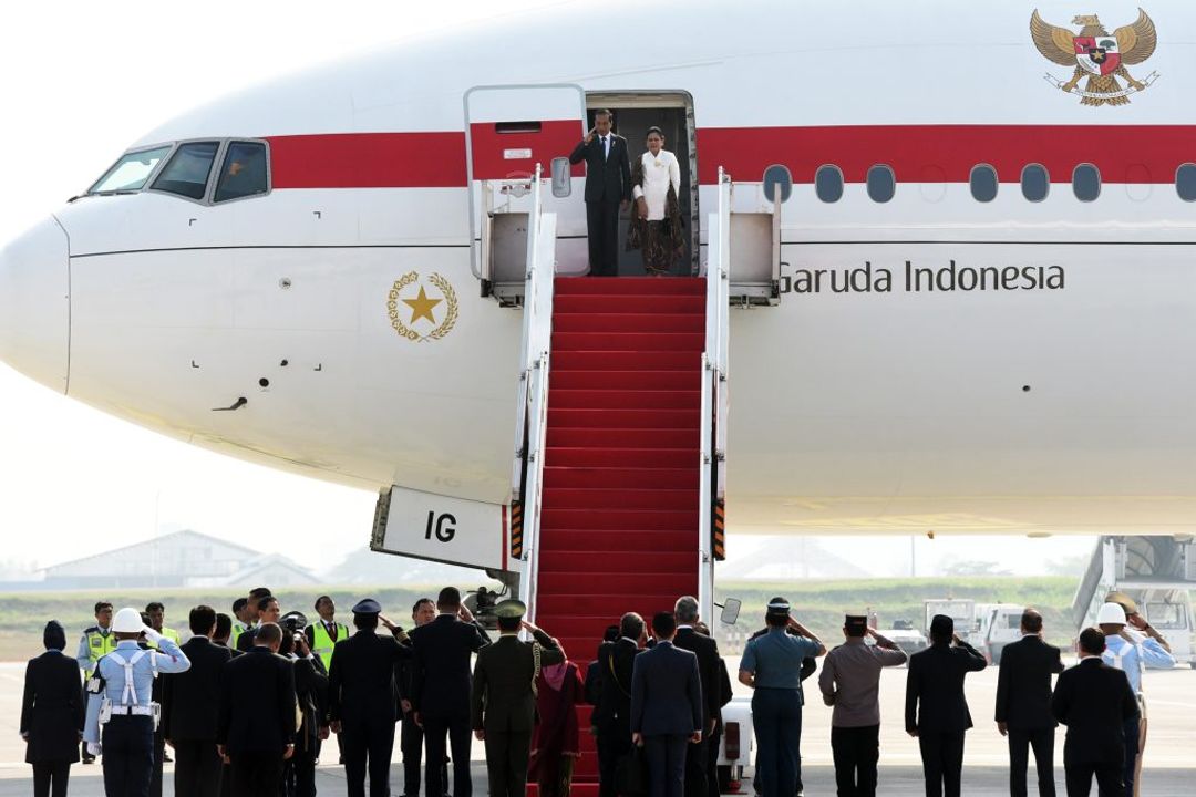 Presiden Jokowi didampingi Ibu Iriana Joko Widodo bertolak kunjungan kerja ke Tiongkok dan Arab Saudi dari dari Bandar Udara Internasional Soekarno-Hatta, Tangerang, Banten, Senin, 16 Oktober 2023. (Setkab).
