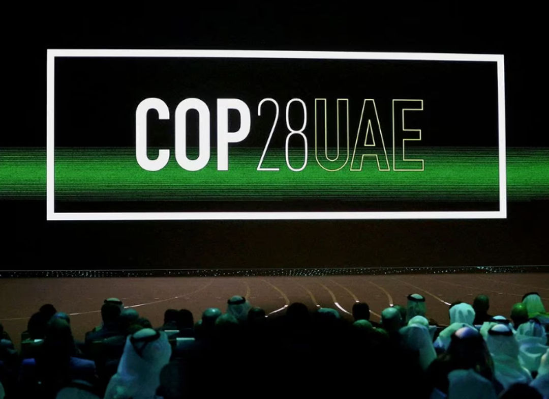 Logo 'Cop28 UAE' Ditampilkan di Layar Saat Upacara Pembukaan Abu Dhabi Sustainability Week (Reuters/Rula Rouhana)