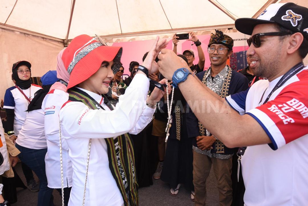 Direktur Utama Pertamina Persero Nicke Widyawati mengunjungi beberapa stand UMKM yang berada di Pertamina Mandalika International Circuit, di Lombok, NTB