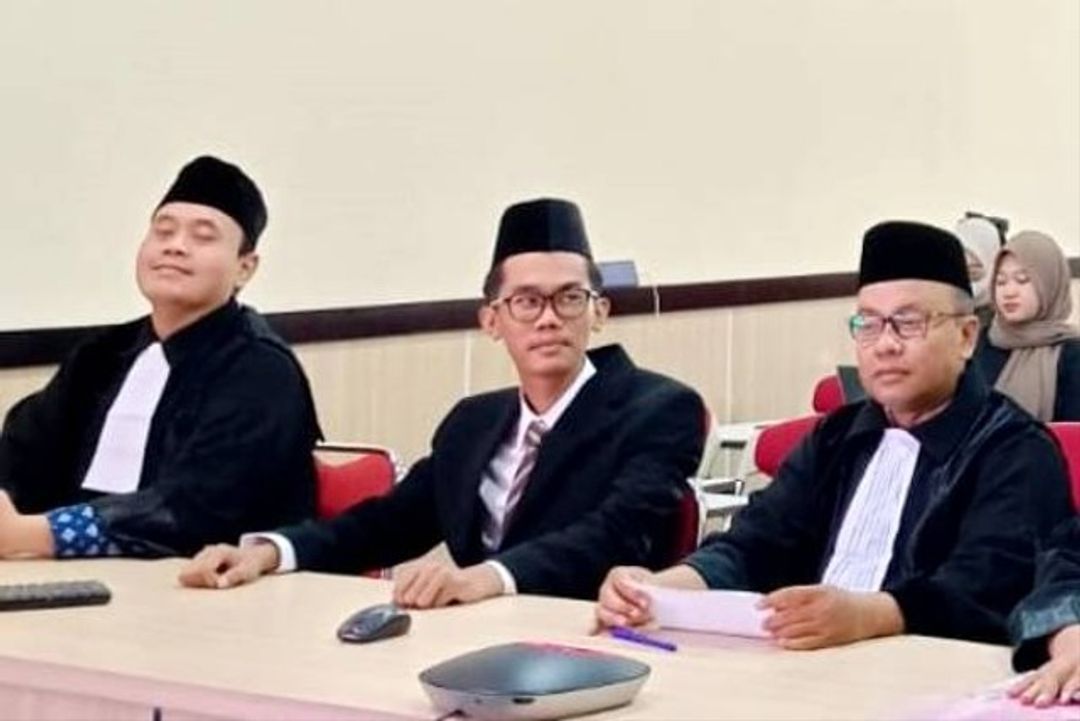 Almas Tsaqibbirru (tengah) mengikuti sidang gugatan terkait persyaratan capres-cawapres di Mahkamah Konstitusi, Senin 16 Oktober 2023. (Istimewa)