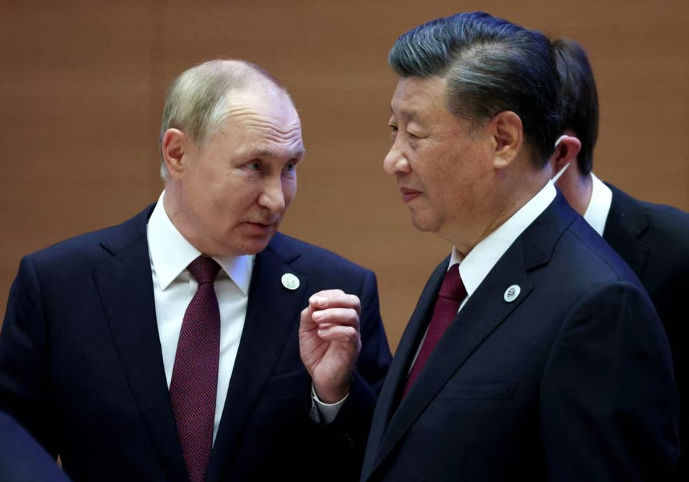 Presiden Rusia Vladimir Putin dan Presiden China Xi Jinping (Reuters/Sergey Bobylev)