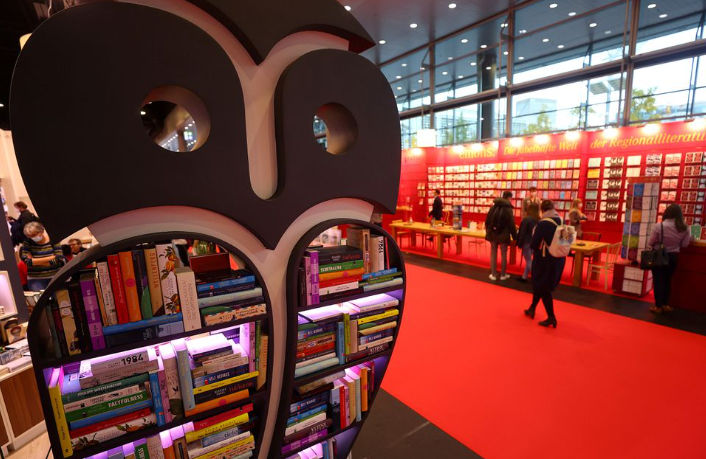 Pengunjung Terlihat di Pameran Buku Terbesar di Dunia di Frankfurt (Reuters/Kai Pfaffenbach)