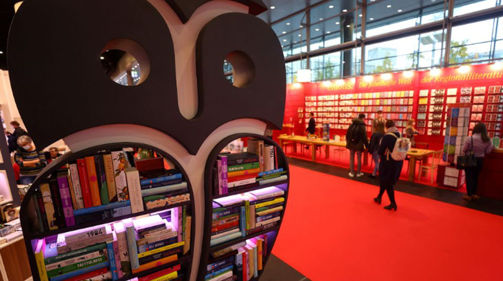 Pengunjung Terlihat di Pameran Buku Terbesar di Dunia di Frankfurt