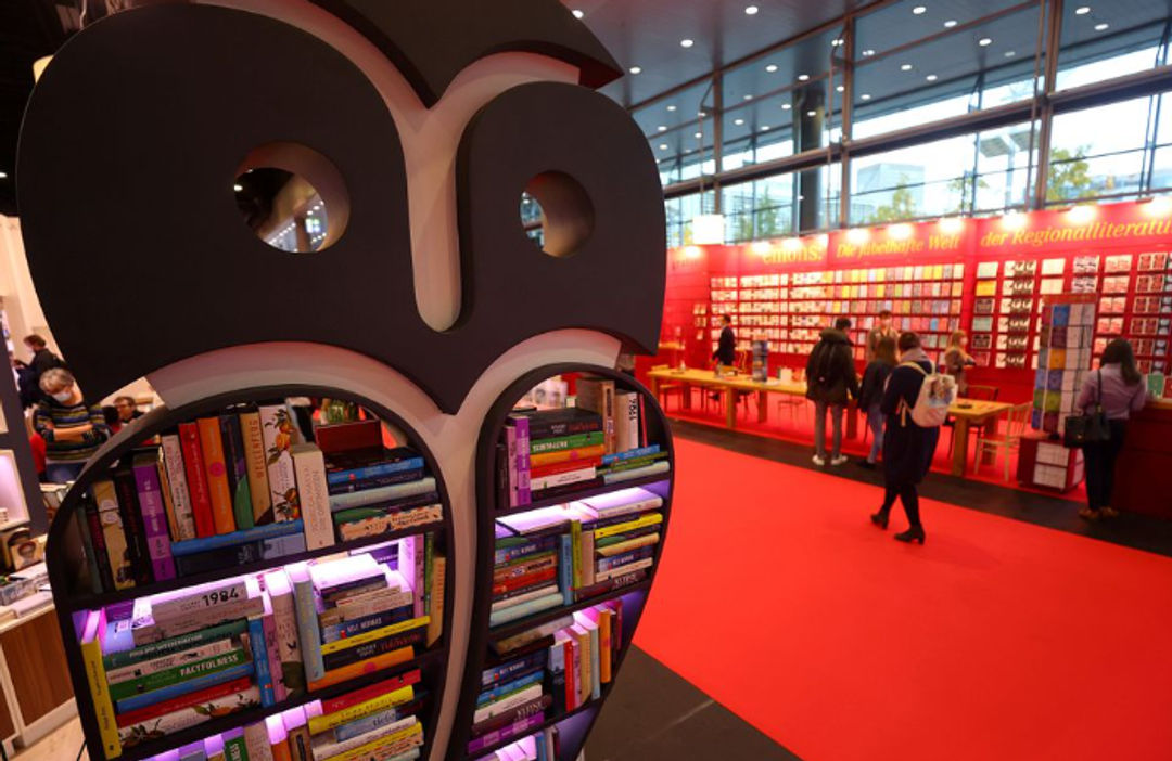 Pengunjung Terlihat di Pameran Buku Terbesar di Dunia di Frankfurt (Reuters/Kai Pfaffenbach)