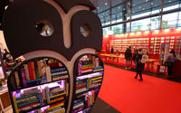 Pengunjung Terlihat di Pameran Buku Terbesar di Dunia di Frankfurt (Reuters/Kai Pfaffenbach)