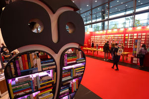 Pengunjung Terlihat di Pameran Buku Terbesar di Dunia di Frankfurt