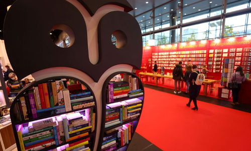 Pengunjung Terlihat di Pameran Buku Terbesar di Dunia di Frankfurt