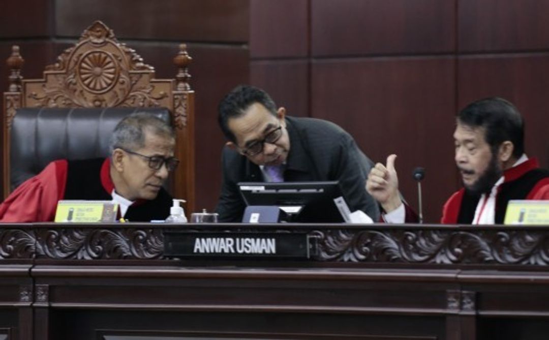 Ketua MK Anwar Usman bersama Wakil Ketua MK Saldi Isra dan Panitera MK Muhidin saat Sidang Pengucapan putusan uji materiil batas usia Calon Presiden dan Calon Wakil Presiden, Senin (16/10) di Ruang Sidang MK. (Foto: Laman resmi MK/Humas/Ifa)