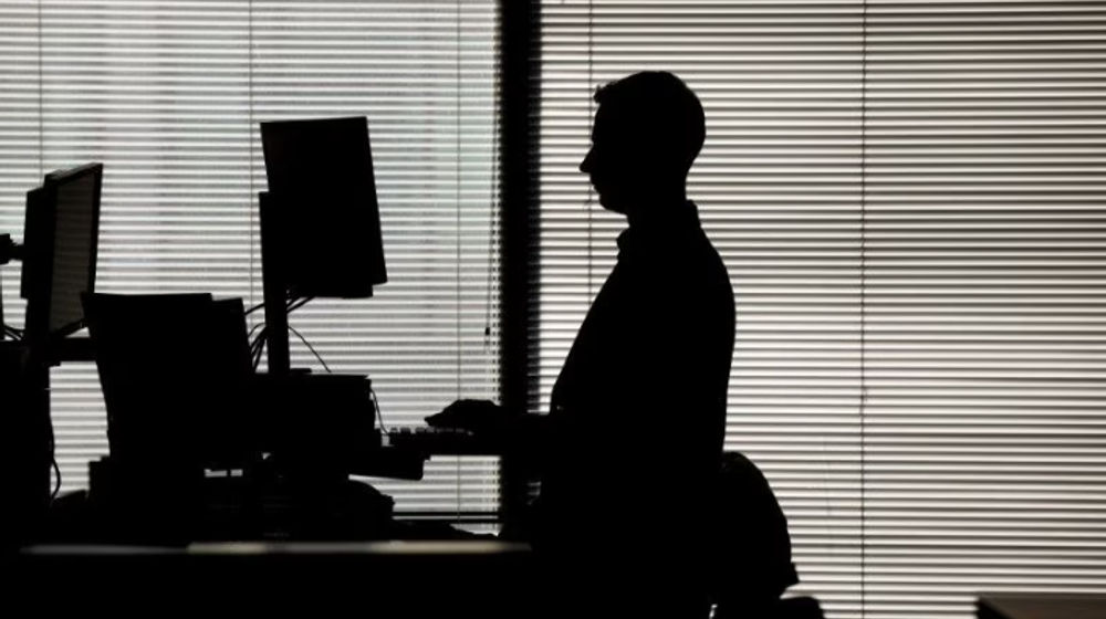 Seorang Pria Bekerja di Depan Komputer