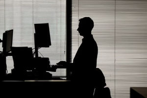 Seorang Pria Bekerja di Depan Komputer