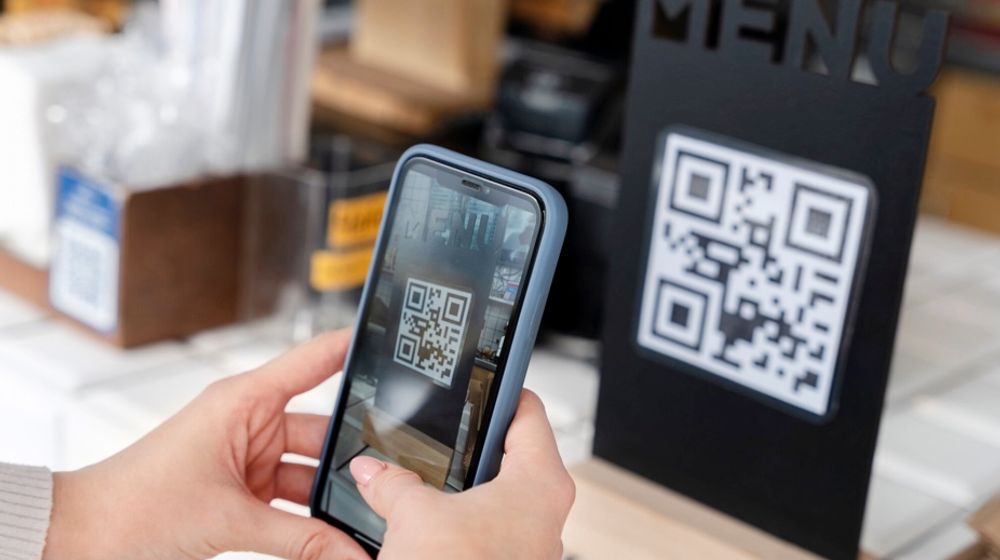 Ilustrasi scan qr code, qris, bank digital.