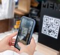 Ilustrasi scan qr code, qris, bank digital