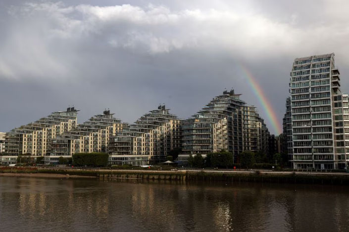 Pelangi Terlihat di Atas Apartemen di Wandsworth, London, Inggris (Reuters/Kevin Coombs)