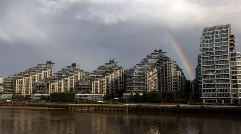 Pelangi Terlihat di Atas Apartemen di Wandsworth, London, Inggris