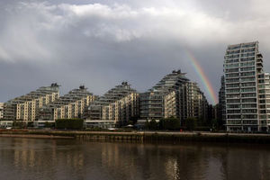 Pelangi Terlihat di Atas Apartemen di Wandsworth, London, Inggris