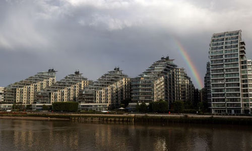 Pelangi Terlihat di Atas Apartemen di Wandsworth, London, Inggris (Reuters/Kevin Coombs)