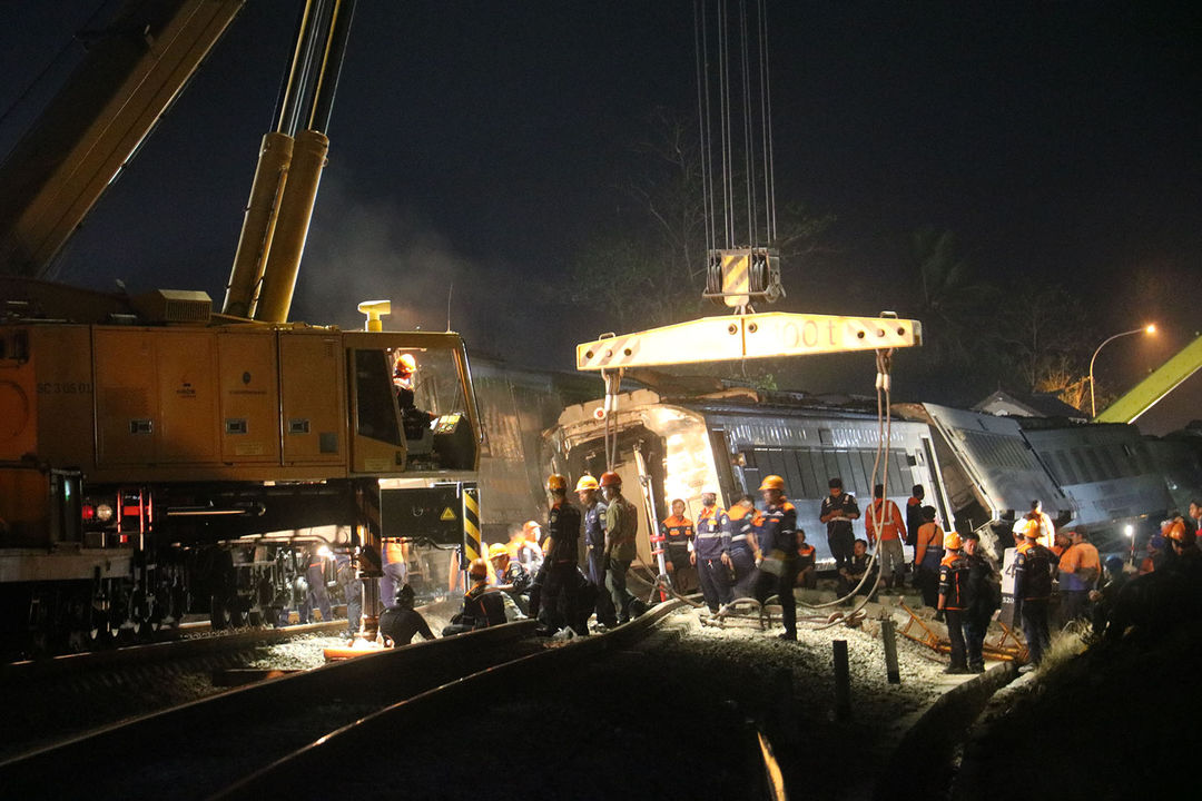 Proses evakuasi KA Argo Semeru menggunakan crane dari Solo, Selasa 17 Oktober 2023 malam. (Foto: Khafidz Abdulah/Trenasia)