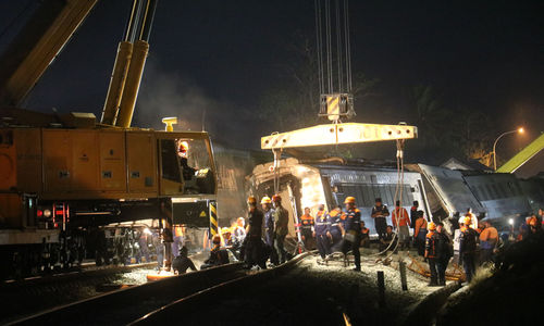 Proses evakuasi KA Argo Semeru menggunakan crane dari Solo, Selasa 17 Oktober 2023 malam. (Foto: Khafidz Abdulah/Trenasia)